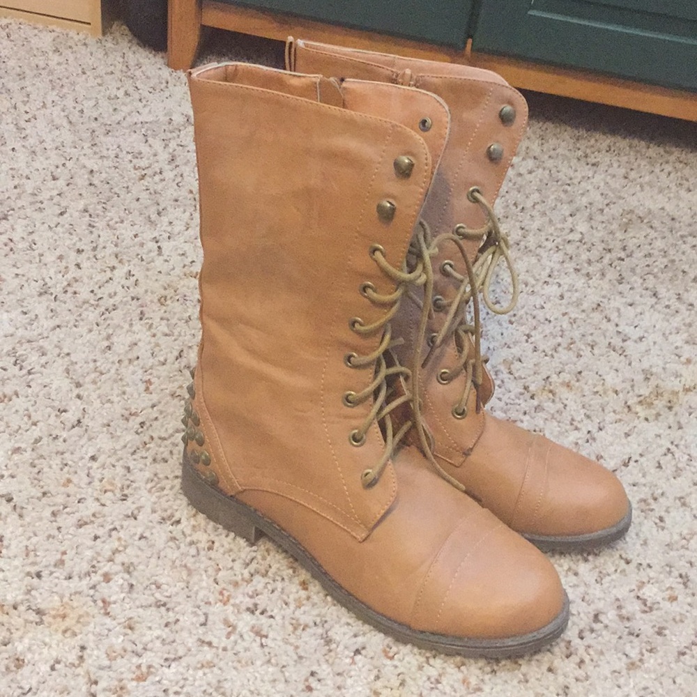 Daily look studded back combat boots new